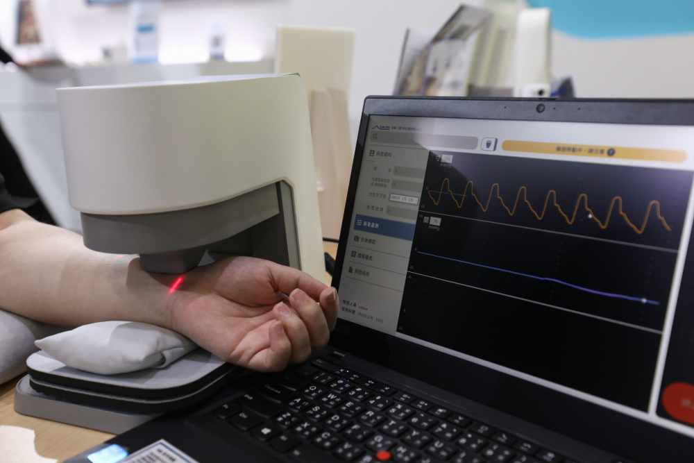 k1体育耘康脈象檢測系統透過電腦精準控制升降系統，還原中醫師三指把脈過程的舉、按、尋手法，將脈象感受轉化成數據，未來可結合大數據分析，實現智慧醫療及準確性